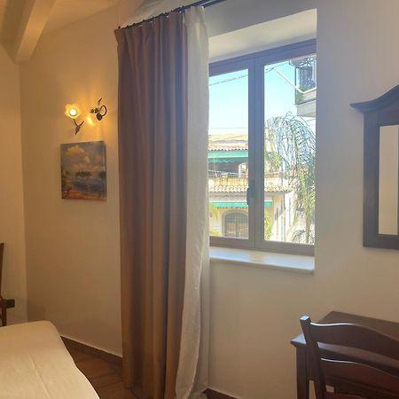 Hotel Capomulini 3 Stelle Acireale Kültér fotó